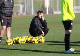 El técnico Rubén Albés, pensativo, durante la sesión que dirigió en la mañana de ayer en Mareo.