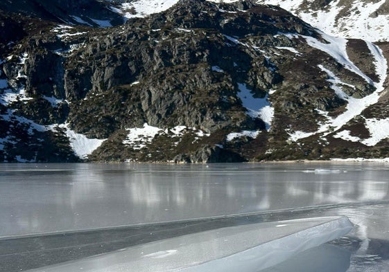 Una placa de hielo que cubre el lago Ausente.