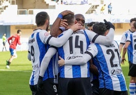 Los jugadores del Real Avilés celebran el primer gol de Kevin Bautista.