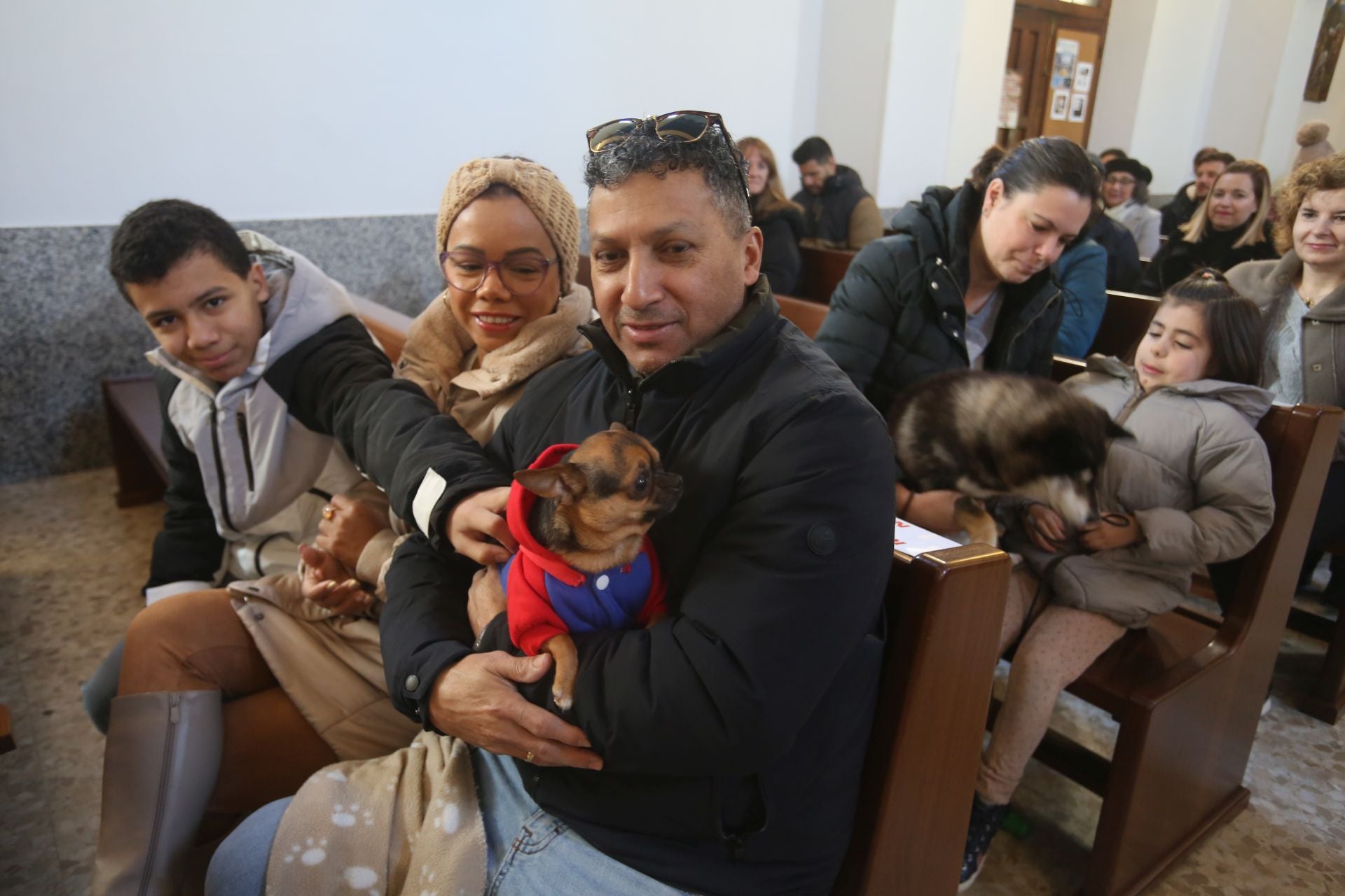 San Antón en Lugones: perros, gatos, conejos, hámsteres y periquitos reciben su bendición