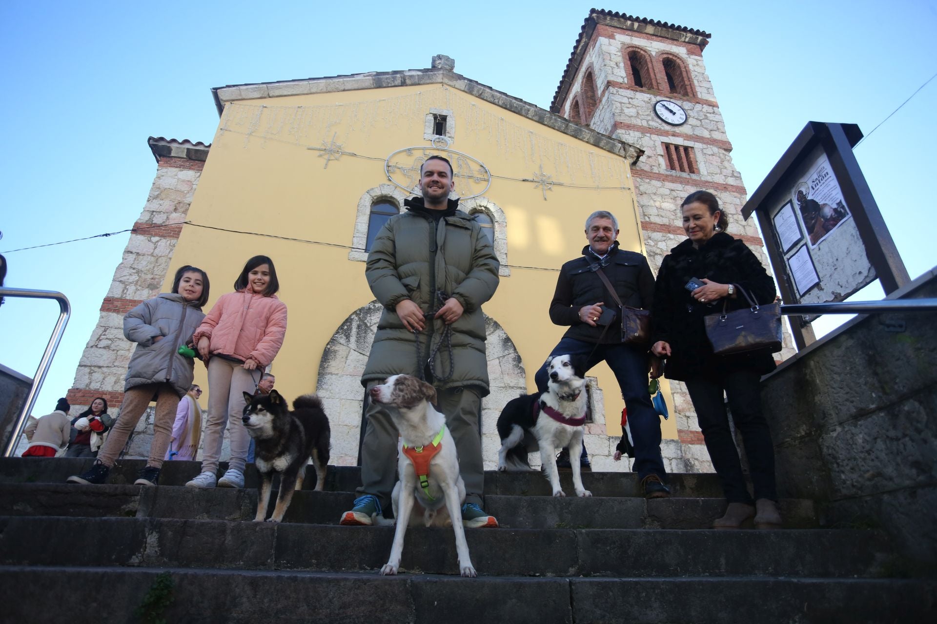 San Antón en Lugones: perros, gatos, conejos, hámsteres y periquitos reciben su bendición