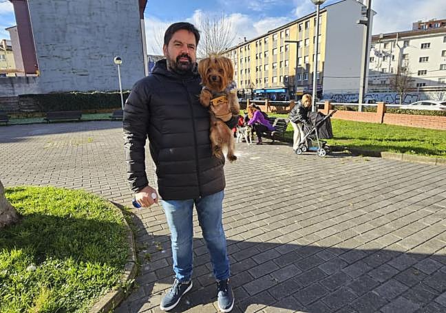Borja Obaya con su perro 'Coco'.
