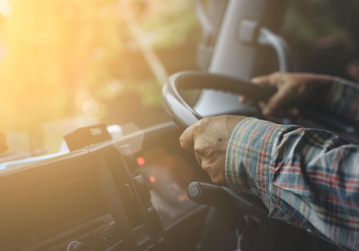 Un conductor al volante de un tractor.