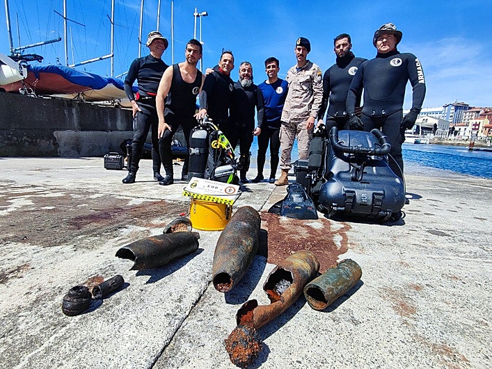 Efectivos de la Armada con el material que encontraron junto al acantilado del cerro de Santa Catalina en mayo de 2024. Las piezas serán ahora cedidas al Ayuntamiento de Gijón.