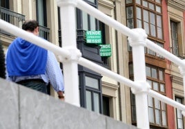 Pisos en venta en un edificio del Muro, en Gijón, en una imagen de archivo.