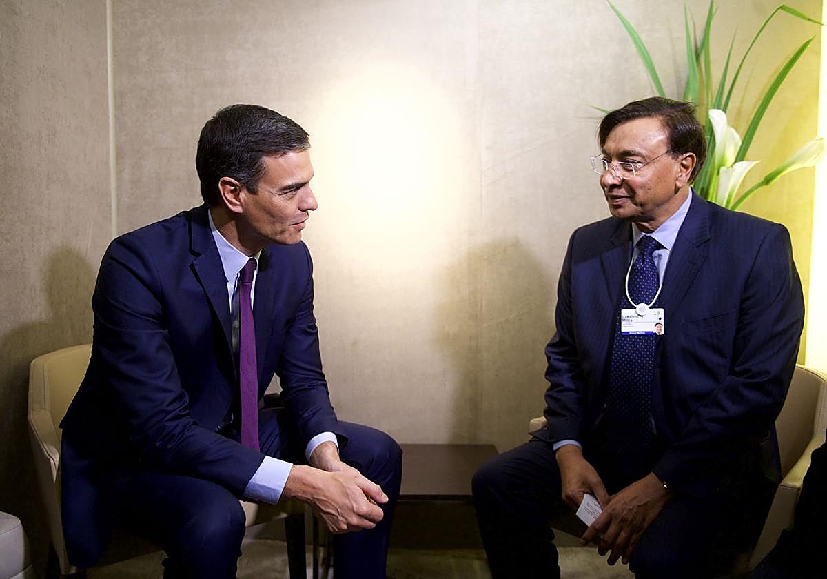 Pedro Sánchez, con Lakshmi Mittal, en el Foro de Davos de 2019.