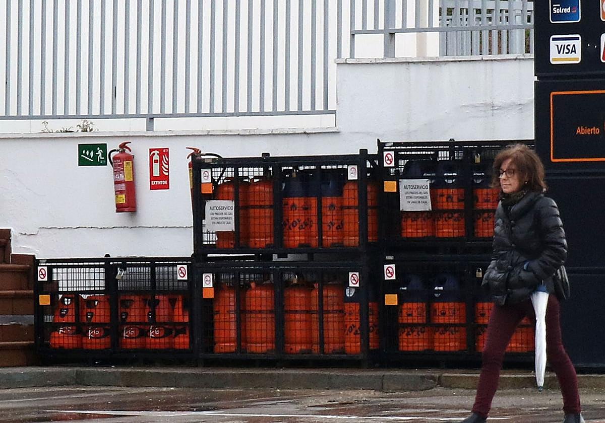 Bombonas de butano en una gasolinera.