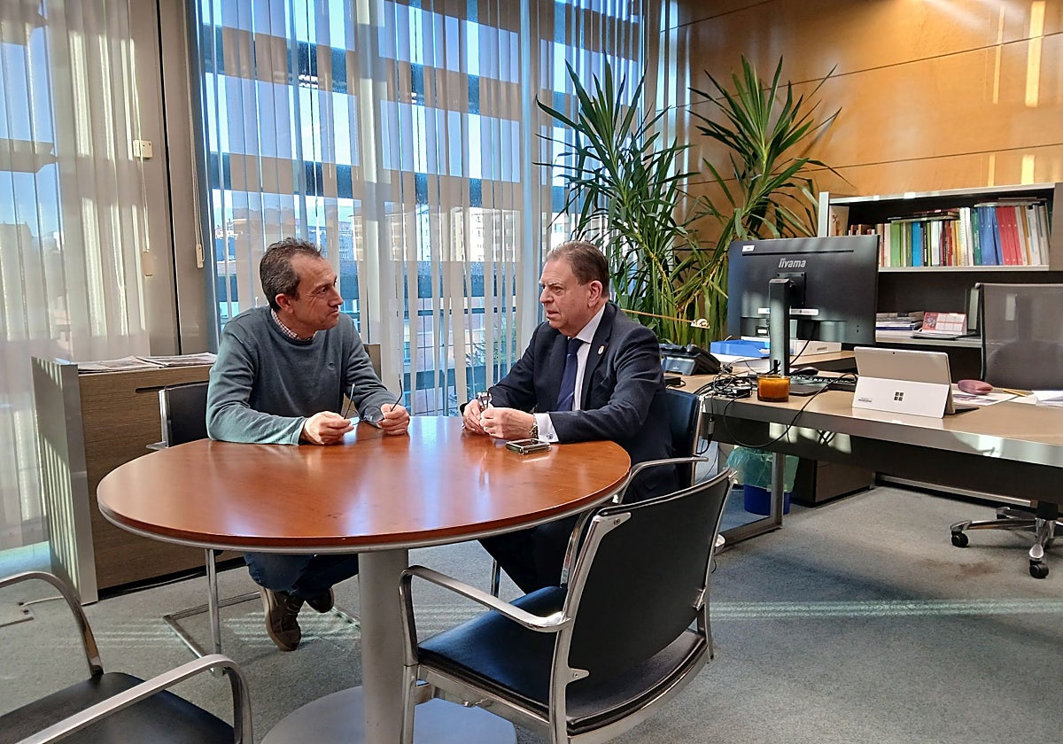 El consejero Ovidio Zapico y el alcalde Alfredo Canteli, durante la reunión.