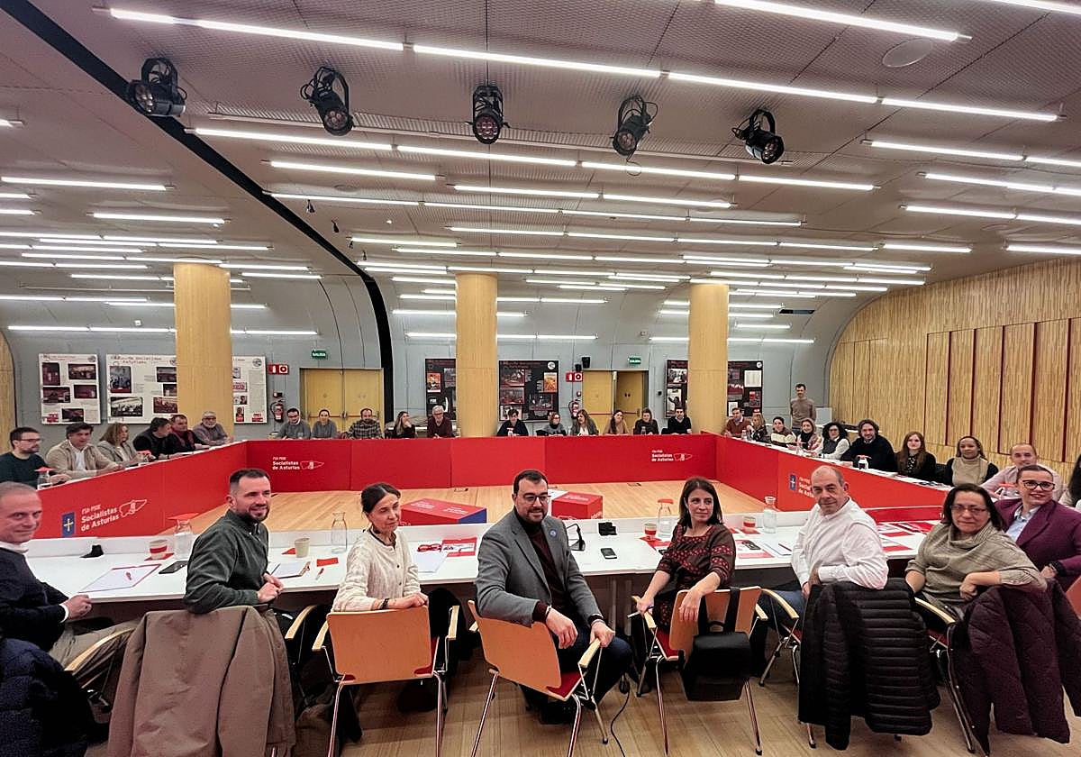 Barbón, en el centro, con el resto de miembros de su nueva ejecutiva, que este lunes se reunió por primera vez.