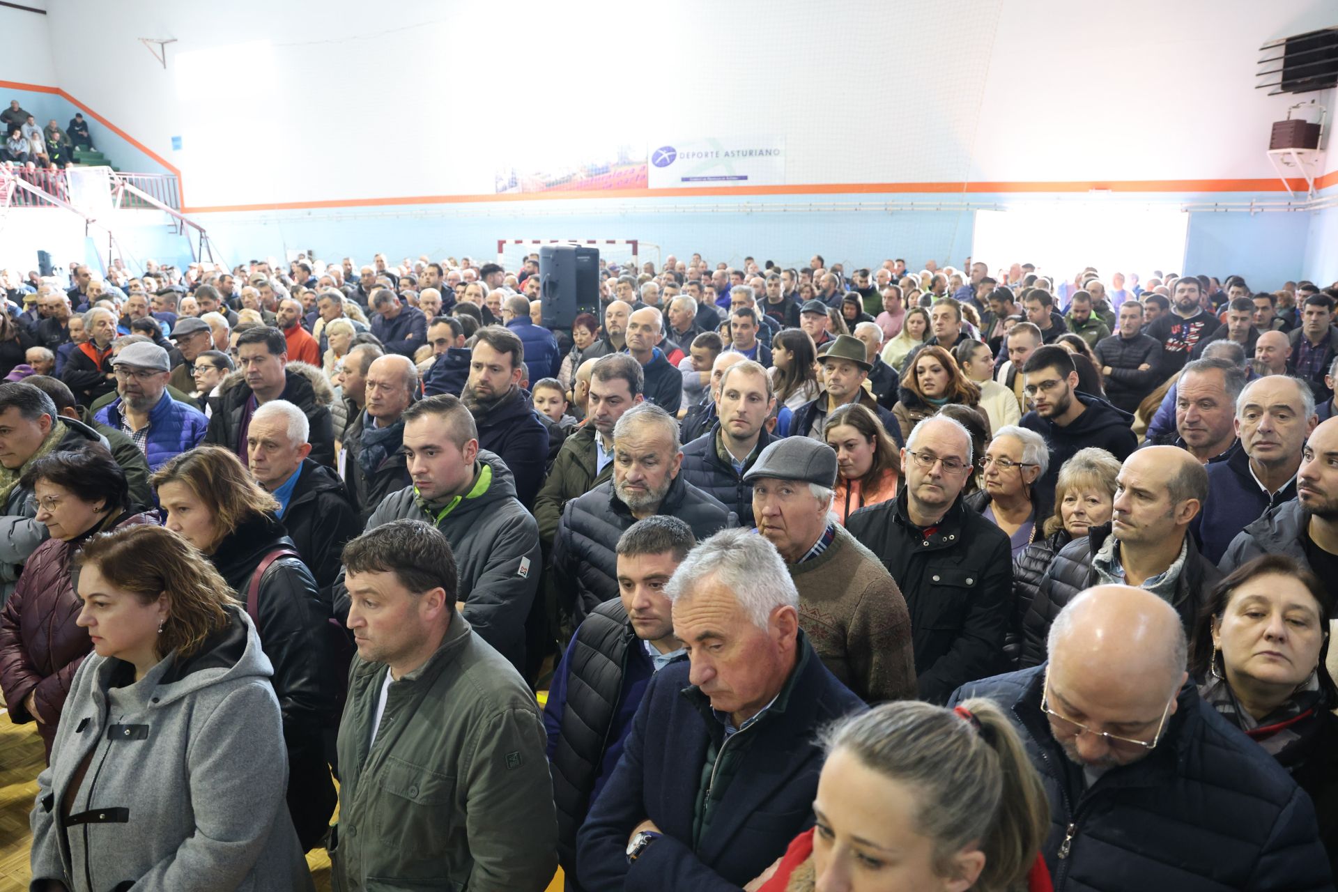 Tensión, enfado e indignación en el encuentro entre ganaderos y el Principado