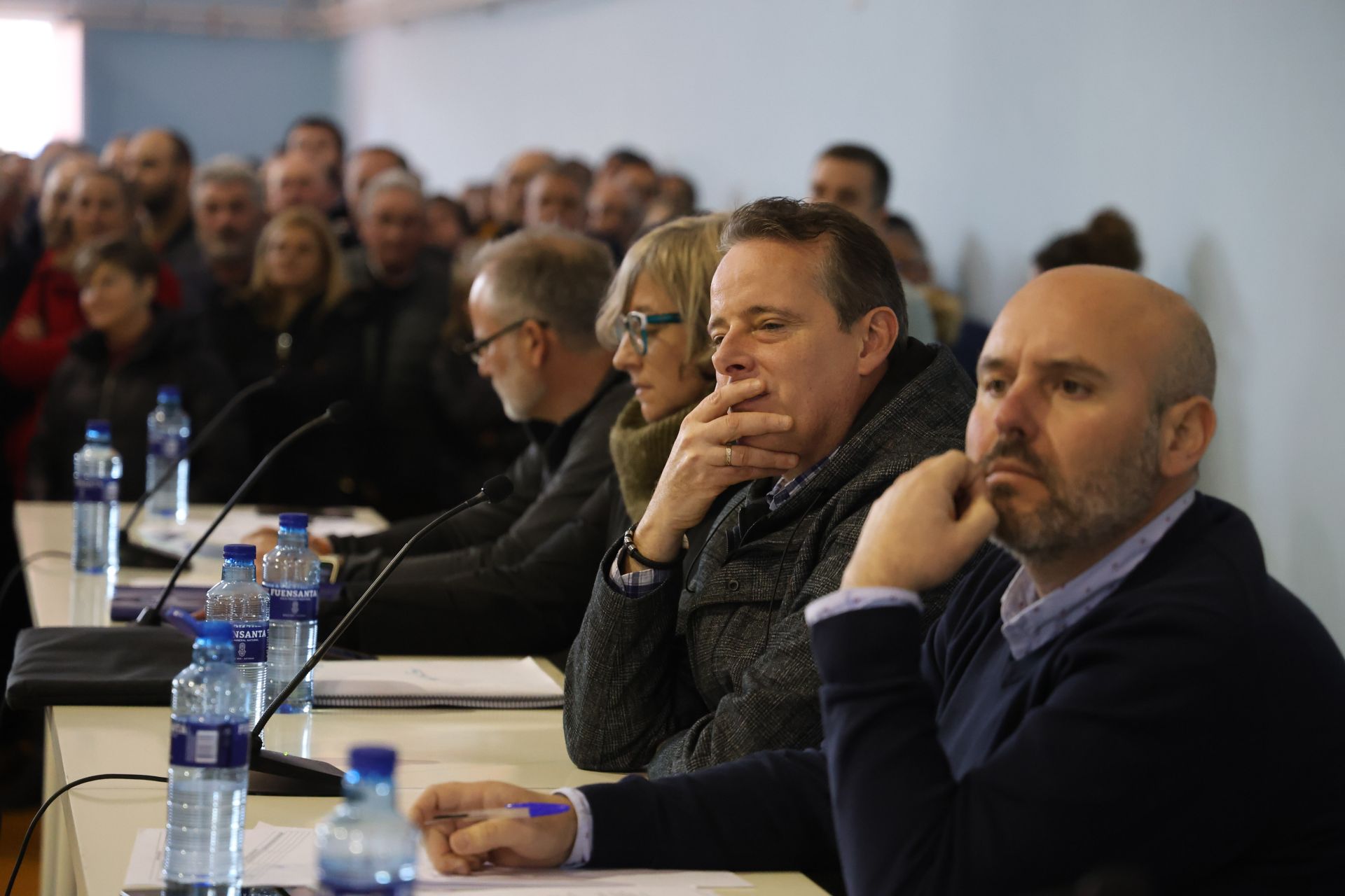 Tensión, enfado e indignación en el encuentro entre ganaderos y el Principado