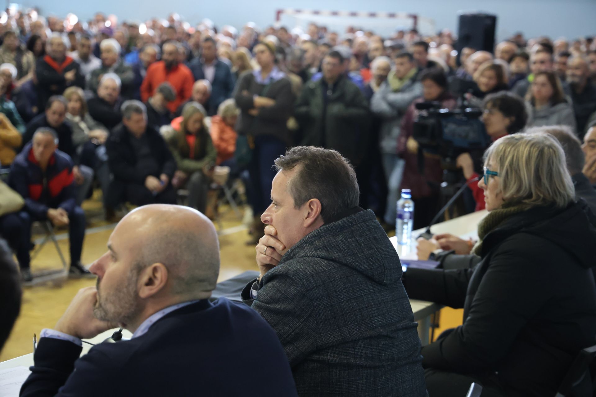 Tensión, enfado e indignación en el encuentro entre ganaderos y el Principado