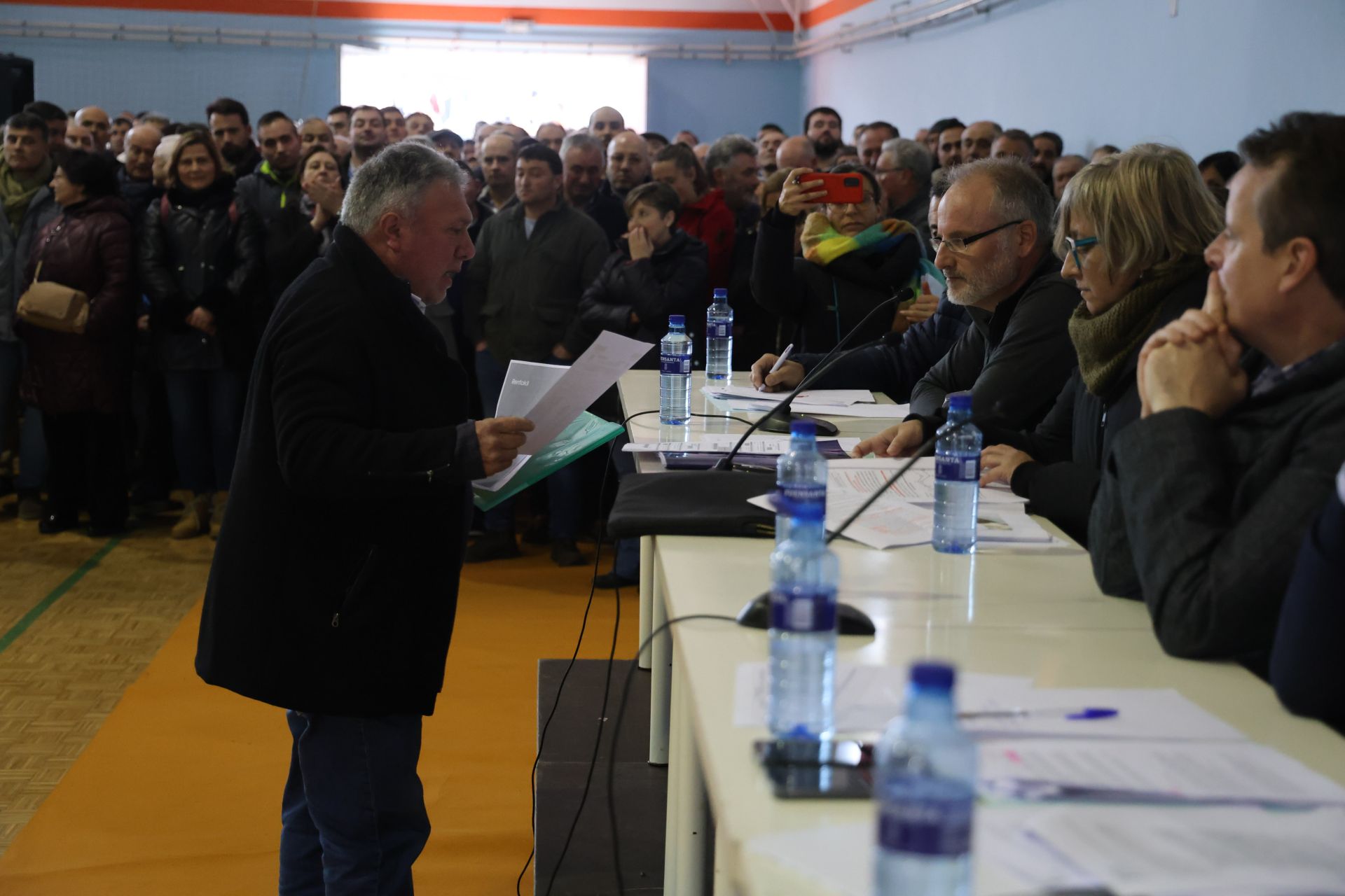 Tensión, enfado e indignación en el encuentro entre ganaderos y el Principado