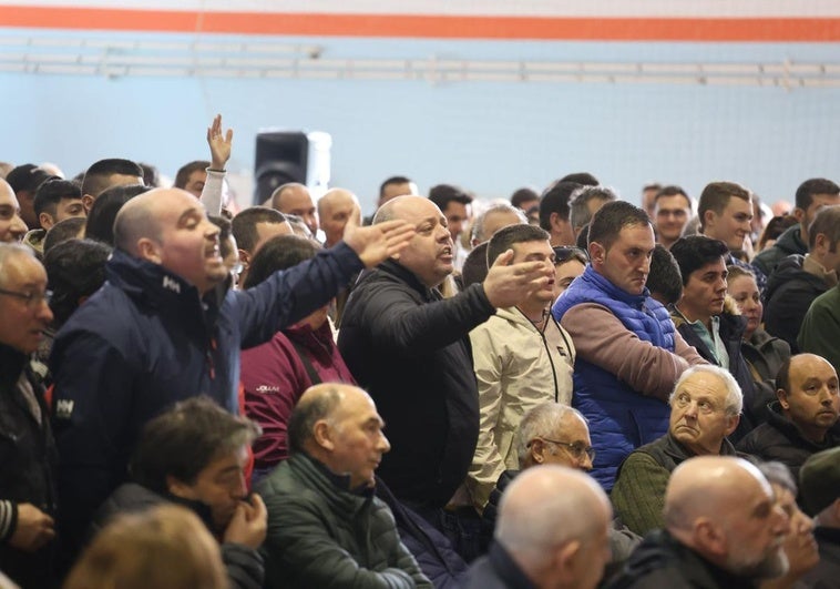 Los ganaderos asistentes a la reunión con la Consejería de Medio Rural, en Tineo