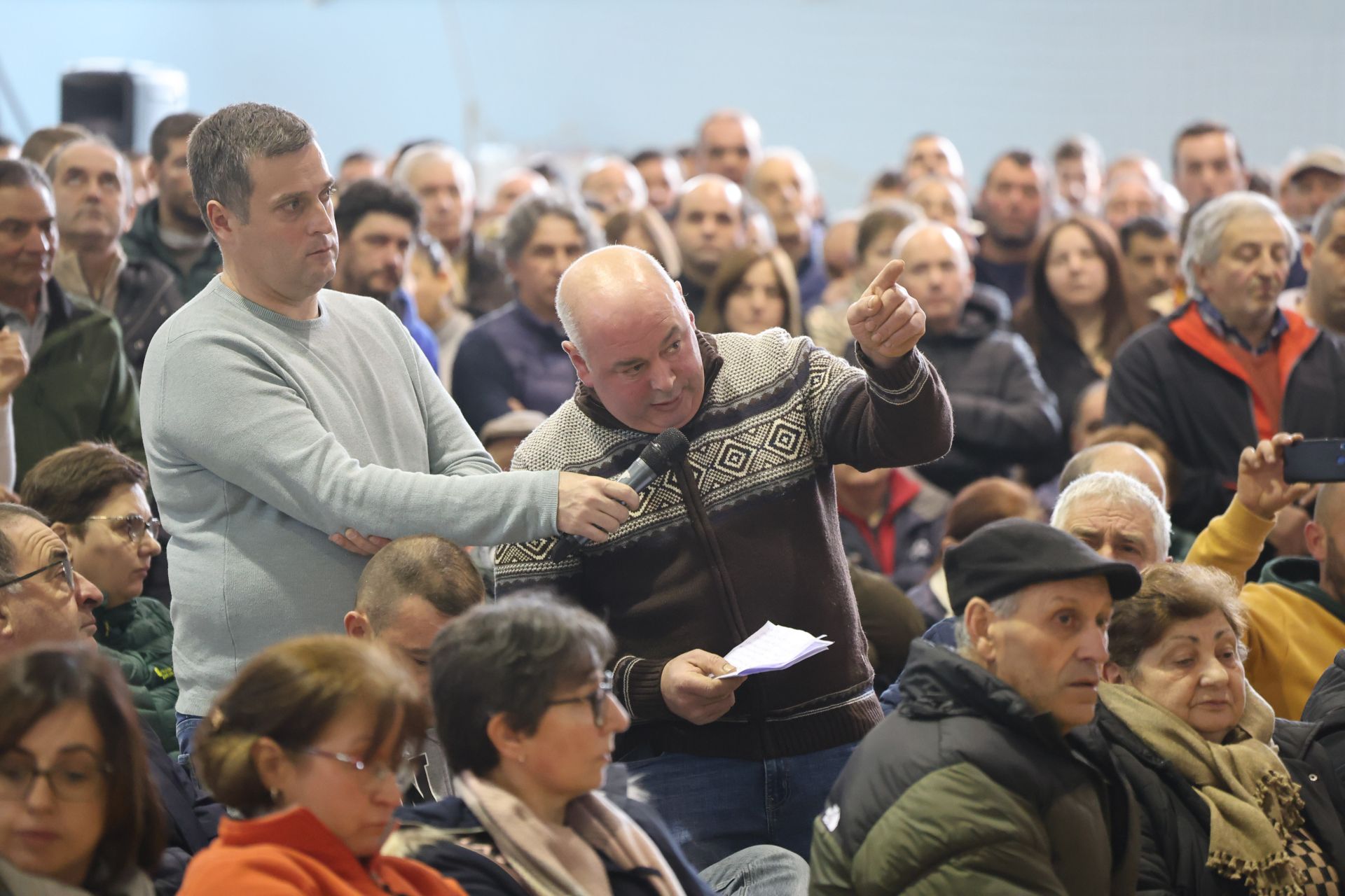 Tensión, enfado e indignación en el encuentro entre ganaderos y el Principado