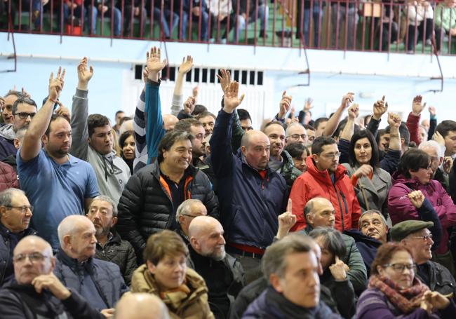 Tensión, enfado e indignación en el encuentro entre ganaderos y el Principado.