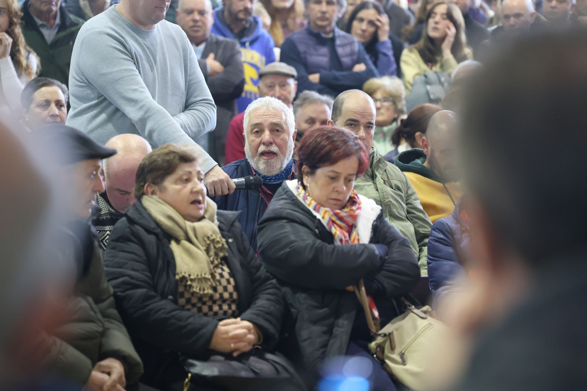 Tensión, enfado e indignación en el encuentro entre ganaderos y el Principado