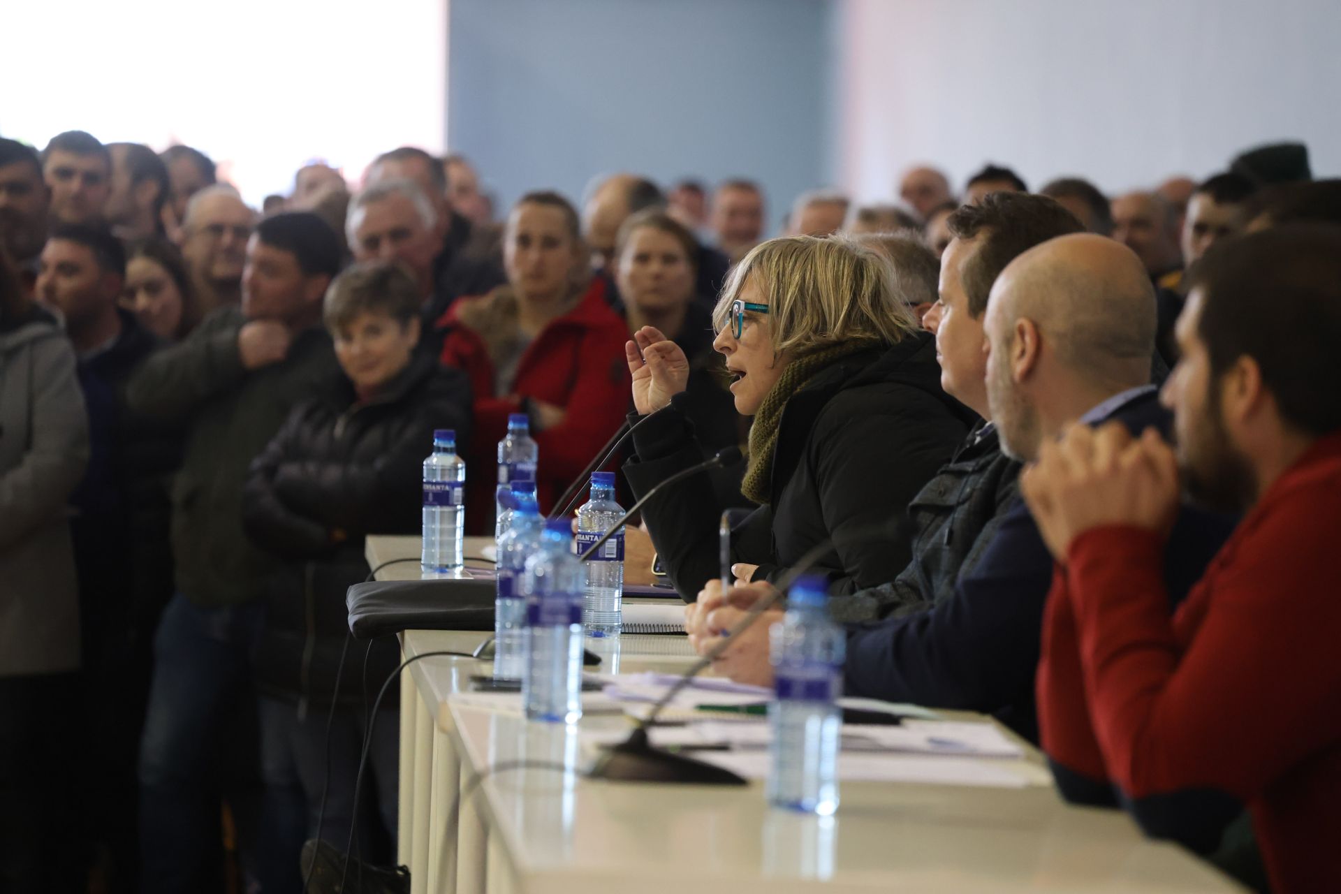 Tensión, enfado e indignación en el encuentro entre ganaderos y el Principado