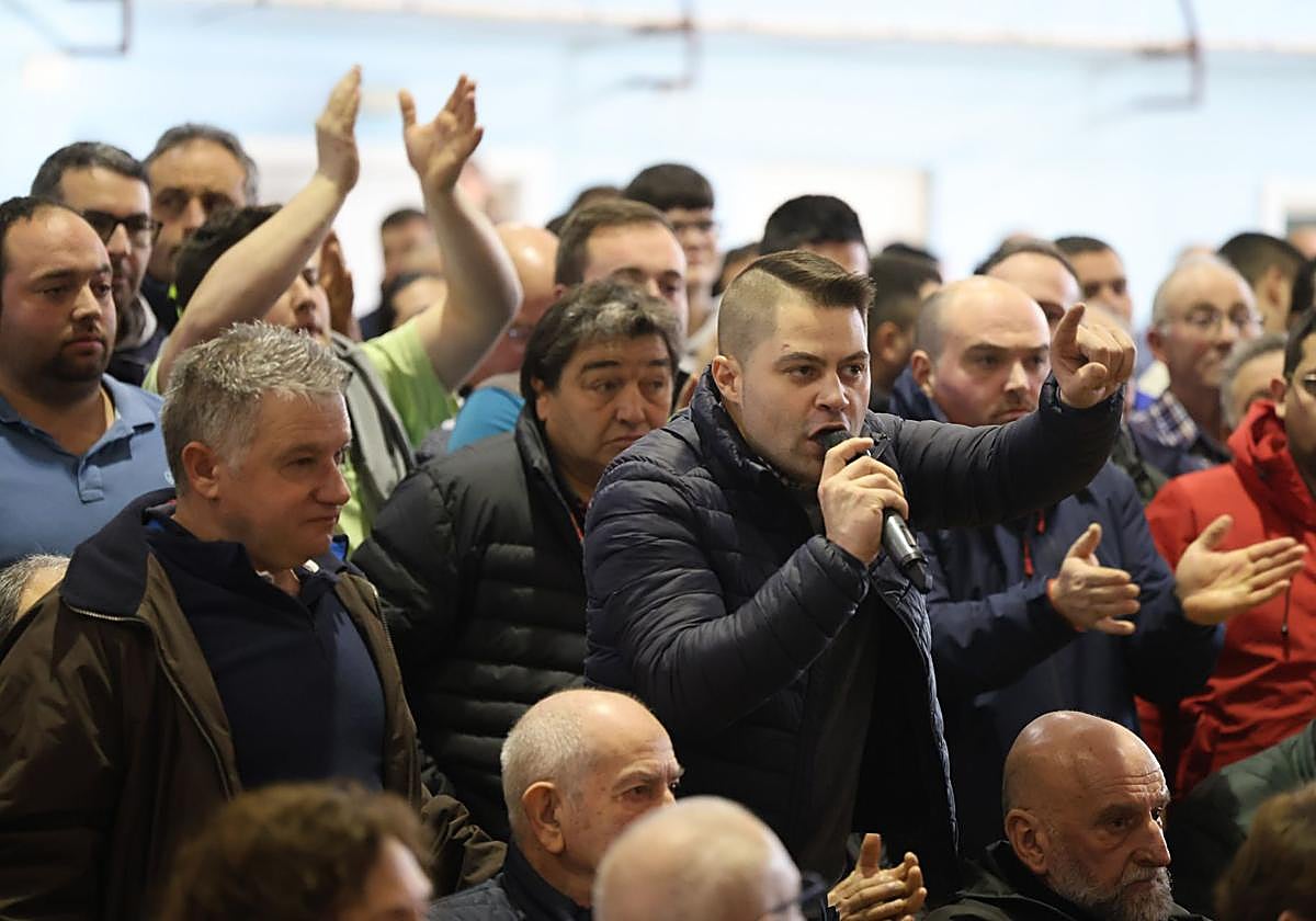 Tensión, enfado e indignación en el encuentro entre ganaderos y el Principado