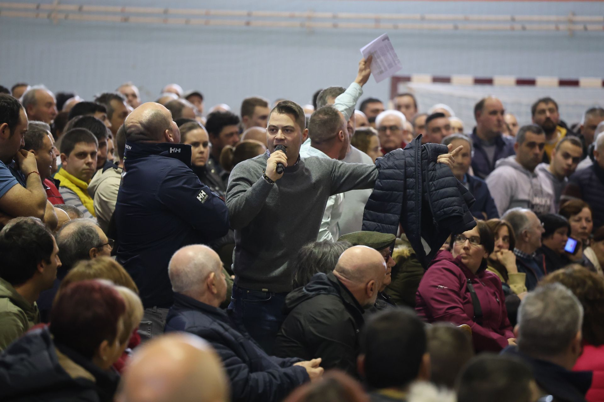 Tensión, enfado e indignación en el encuentro entre ganaderos y el Principado