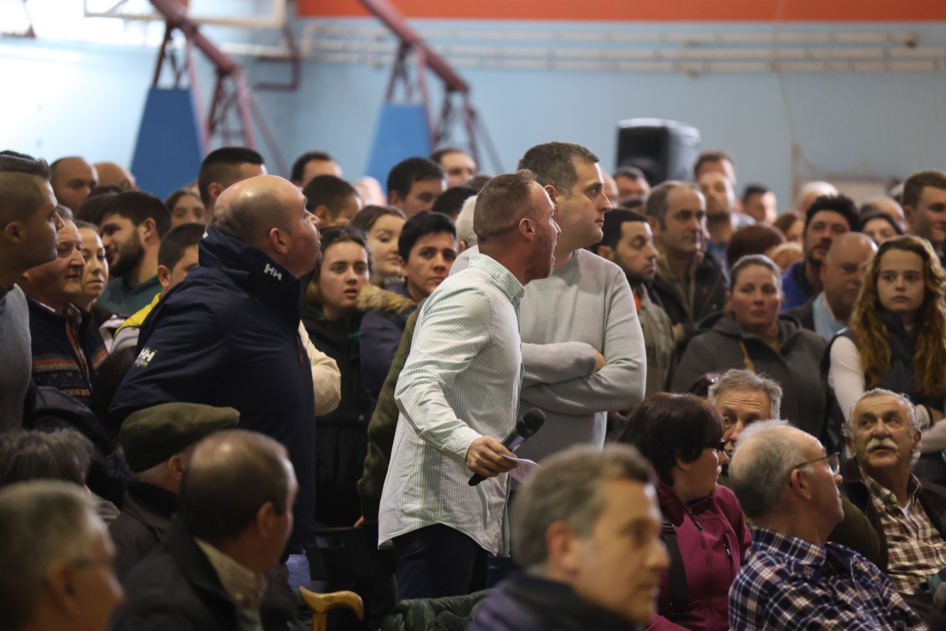 Tensión, enfado e indignación en el encuentro entre ganaderos y el Principado