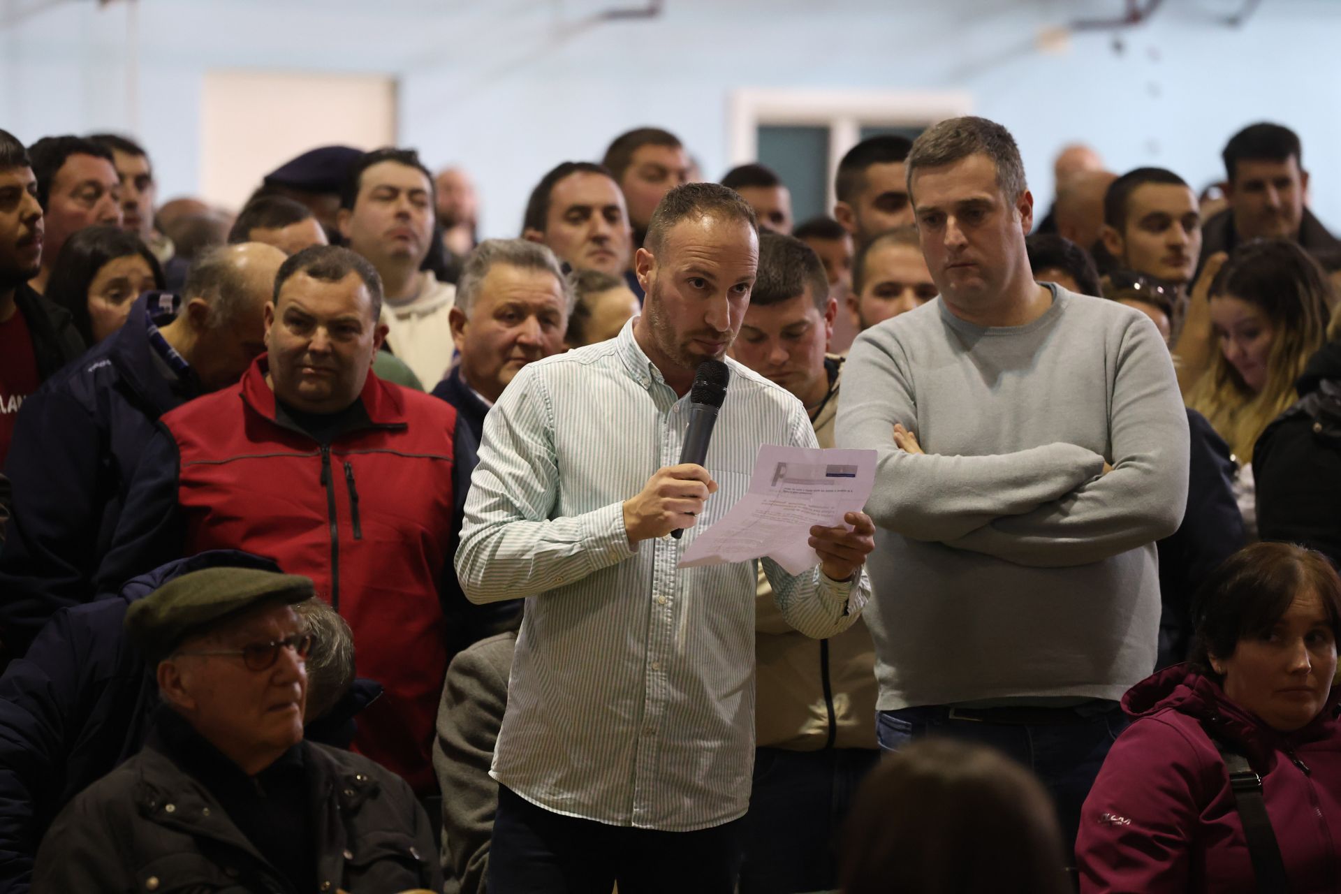 Tensión, enfado e indignación en el encuentro entre ganaderos y el Principado