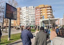 La pantalla ubicada en la parada de Las Meanas, en Avilés, con la información sobre el tiempo de llegada de los autobuses.