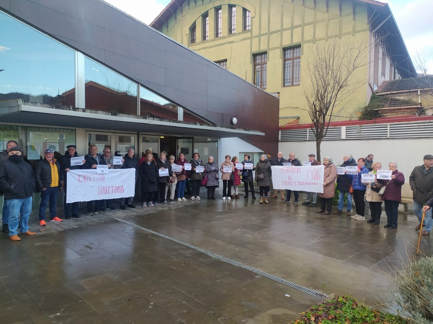 Socios del centro de personas mayores de Mieres protestan por el descontento que tienen respecto a la gestión del mismo.