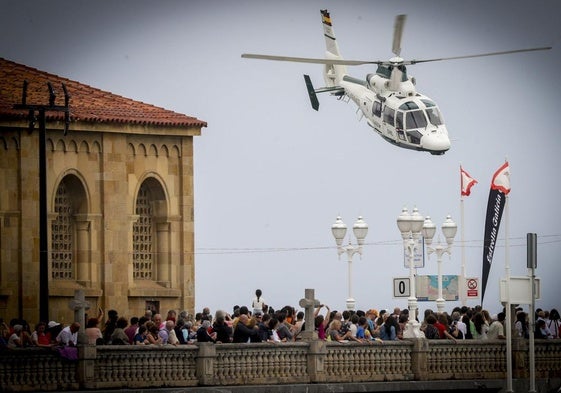 Exhibición de uno de los helicópteros participantes en la pasada edición del Festival Aéreo de Gijón.