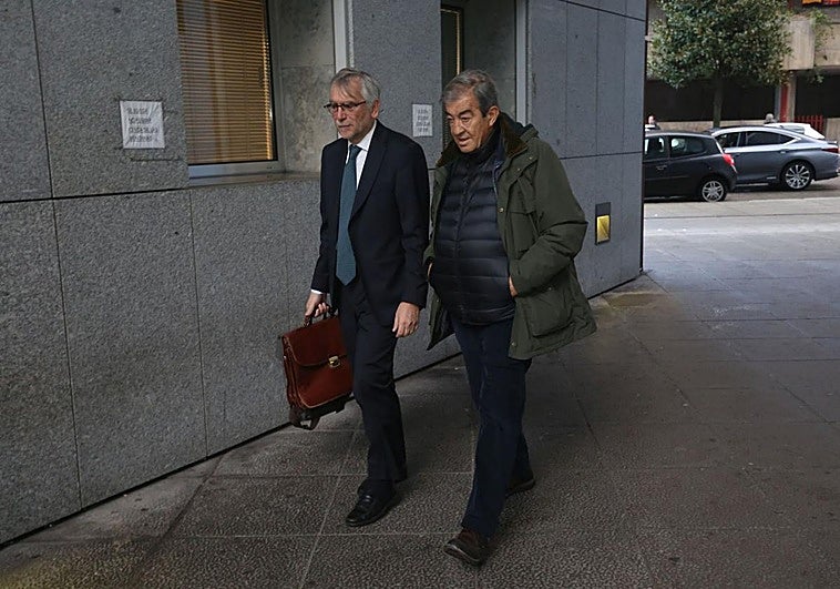 Álvarez-Cascos, a su llegada a los juzgados de Oviedo.