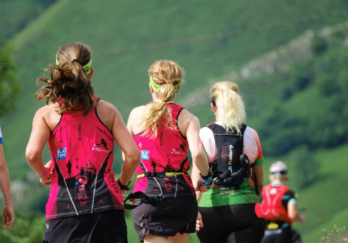 Participantes en un trail de montaña en Asturias.