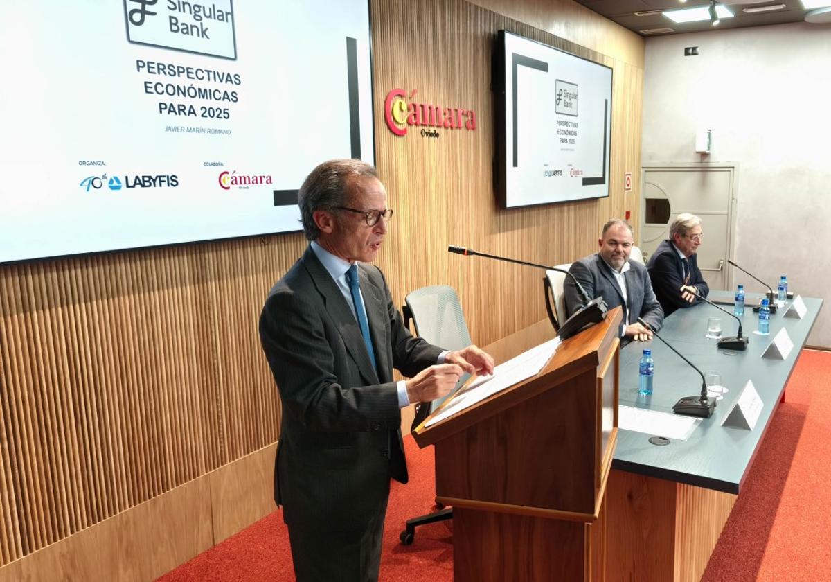 Javier Marín Romano, durante la charla en Oviedo, en presencia de Carlos Paniceres y José Andrés González Bernardo.