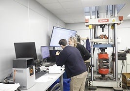 Personal de TAM trabajando en uno de los laboratorios de la empresa en el Parque Empresarial Principado de Asturias.