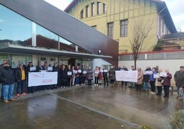 Socios del centro de personas mayores de Mieres protestan por el descontento que tienen respecto a la gestión del mismo.