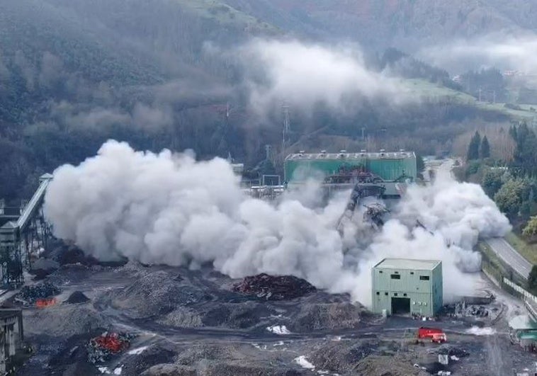 Así fue la última demolición en la térmica de Soto de la Barca