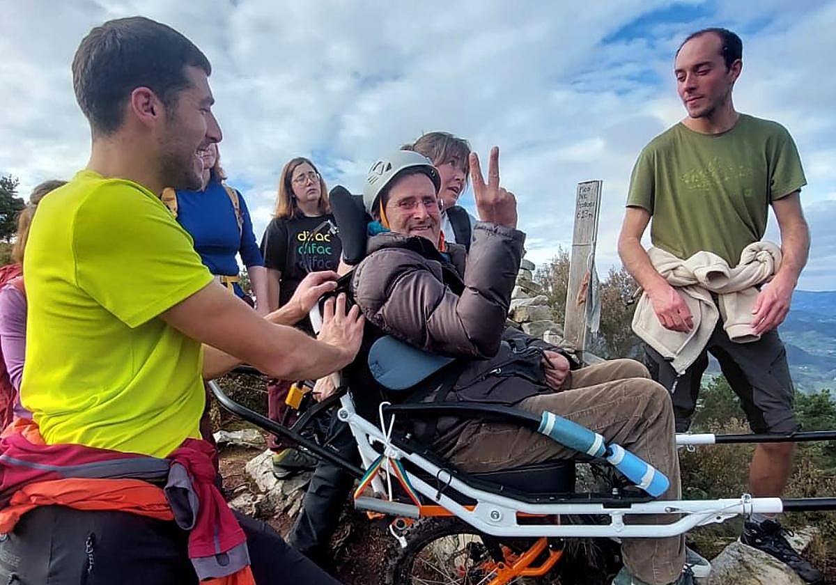 Los estudiantes también afrontaron el reto de subir a Jesús Nicolás Martín, vicepresidente de DIFAC, sobre la silla 'joelette'.