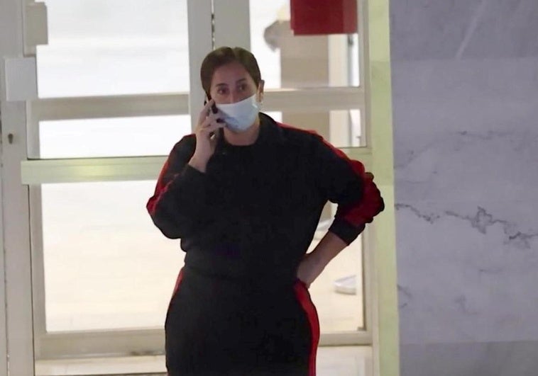 Primeras imágenes de Anabel Pantoja a las puertas del hospital donde está ingresada su hija Alma.