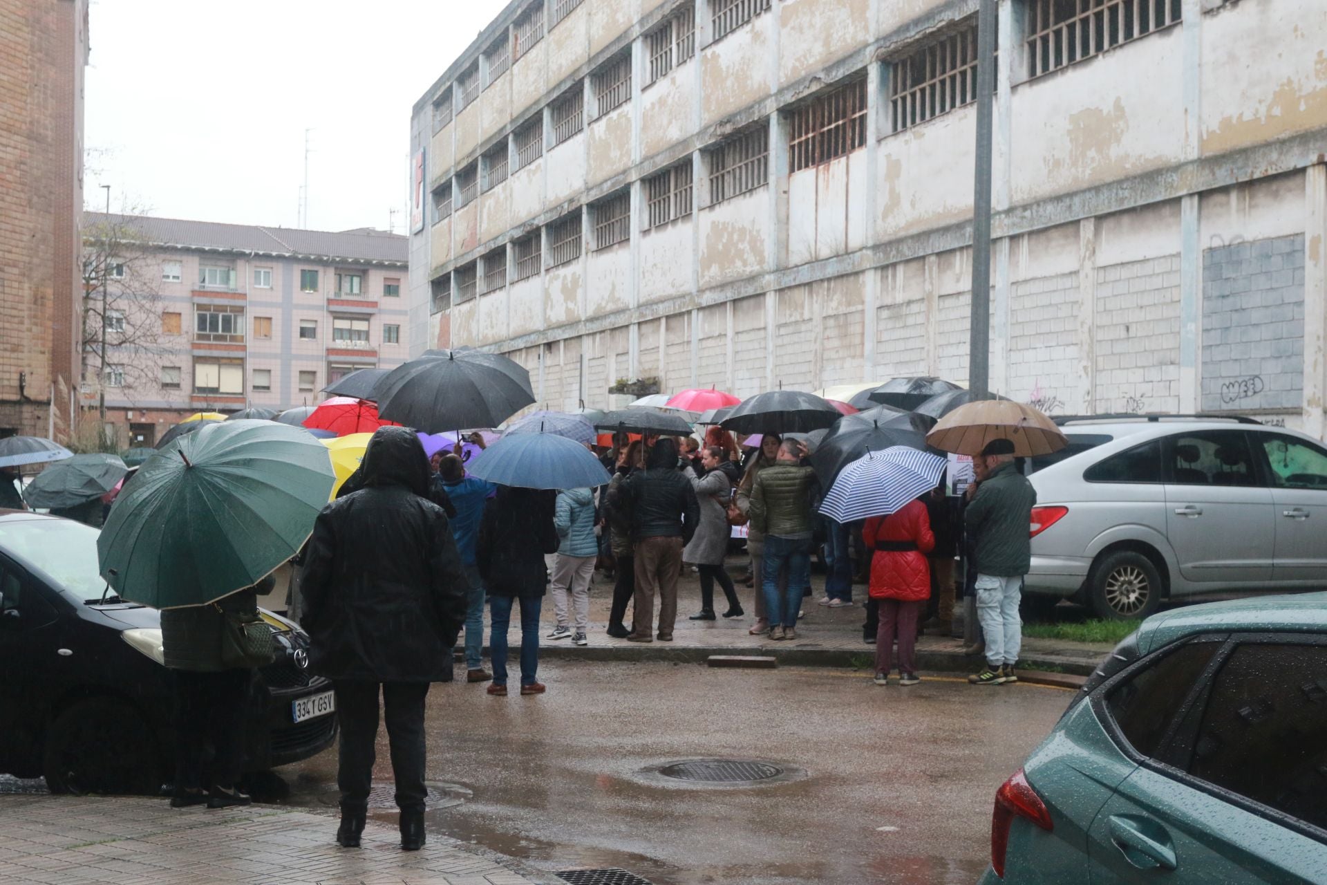 Concentración ante la antigua fábrica de Flex por los continuos retrasos en el derribo