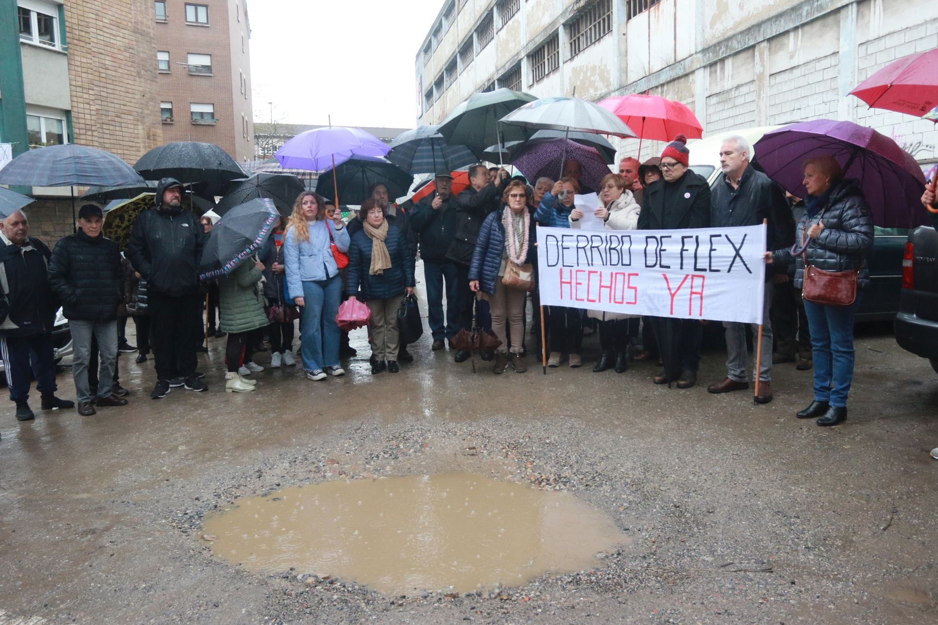 Concentración ante la antigua fábrica de Flex por los continuos retrasos en el derribo