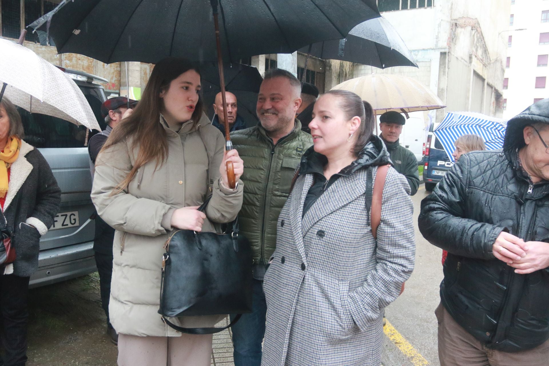 Concentración ante la antigua fábrica de Flex por los continuos retrasos en el derribo