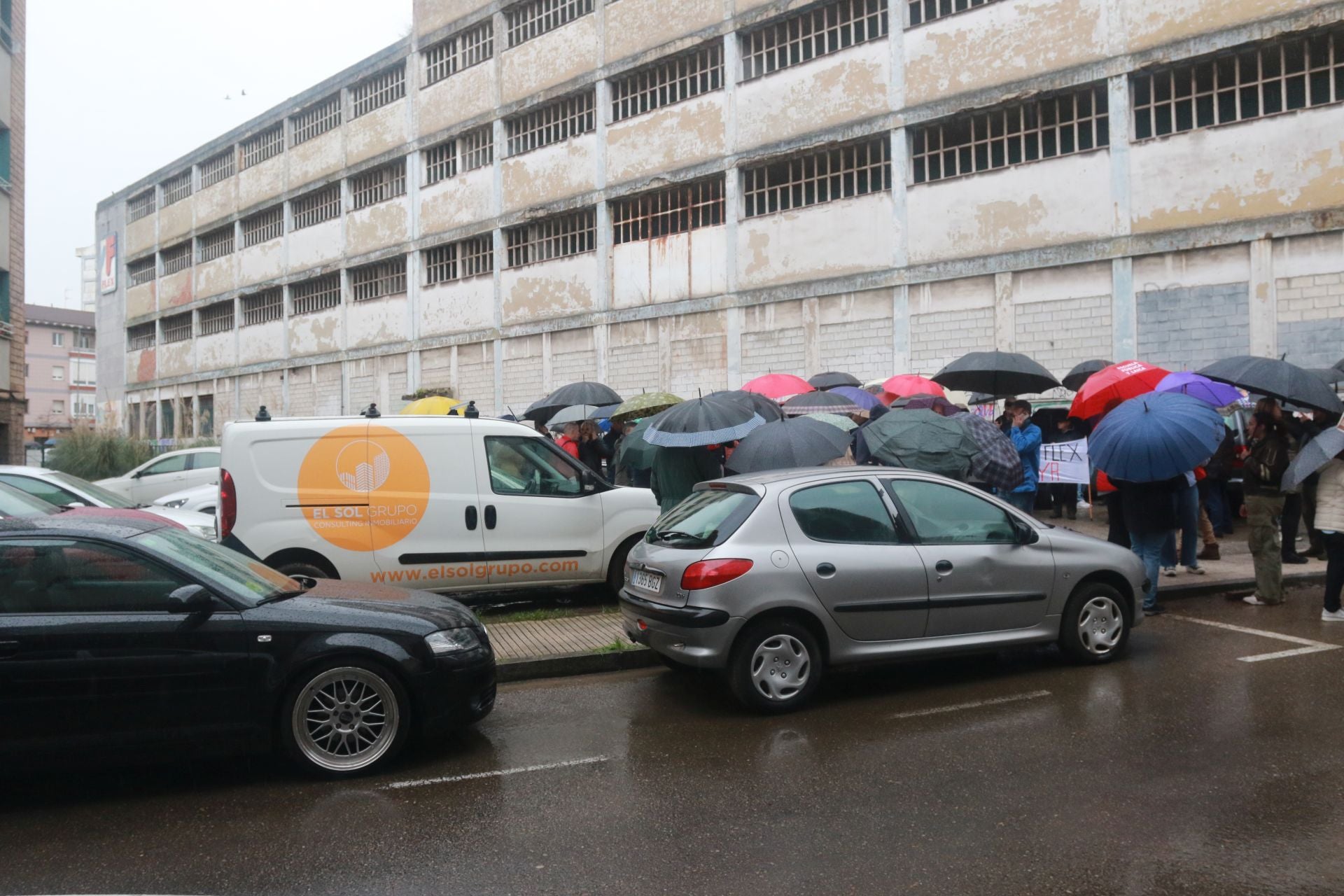 Concentración ante la antigua fábrica de Flex por los continuos retrasos en el derribo