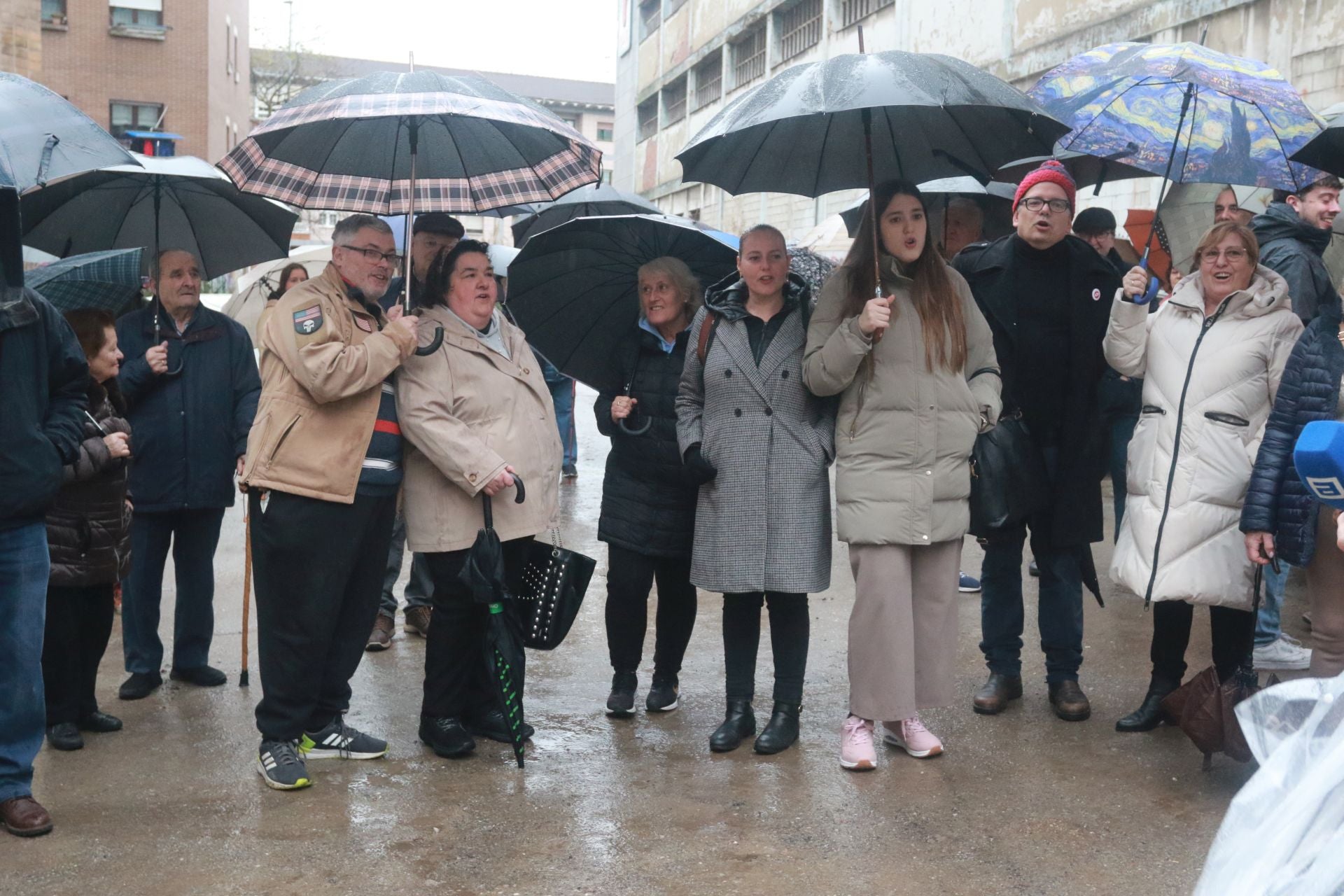 Concentración ante la antigua fábrica de Flex por los continuos retrasos en el derribo