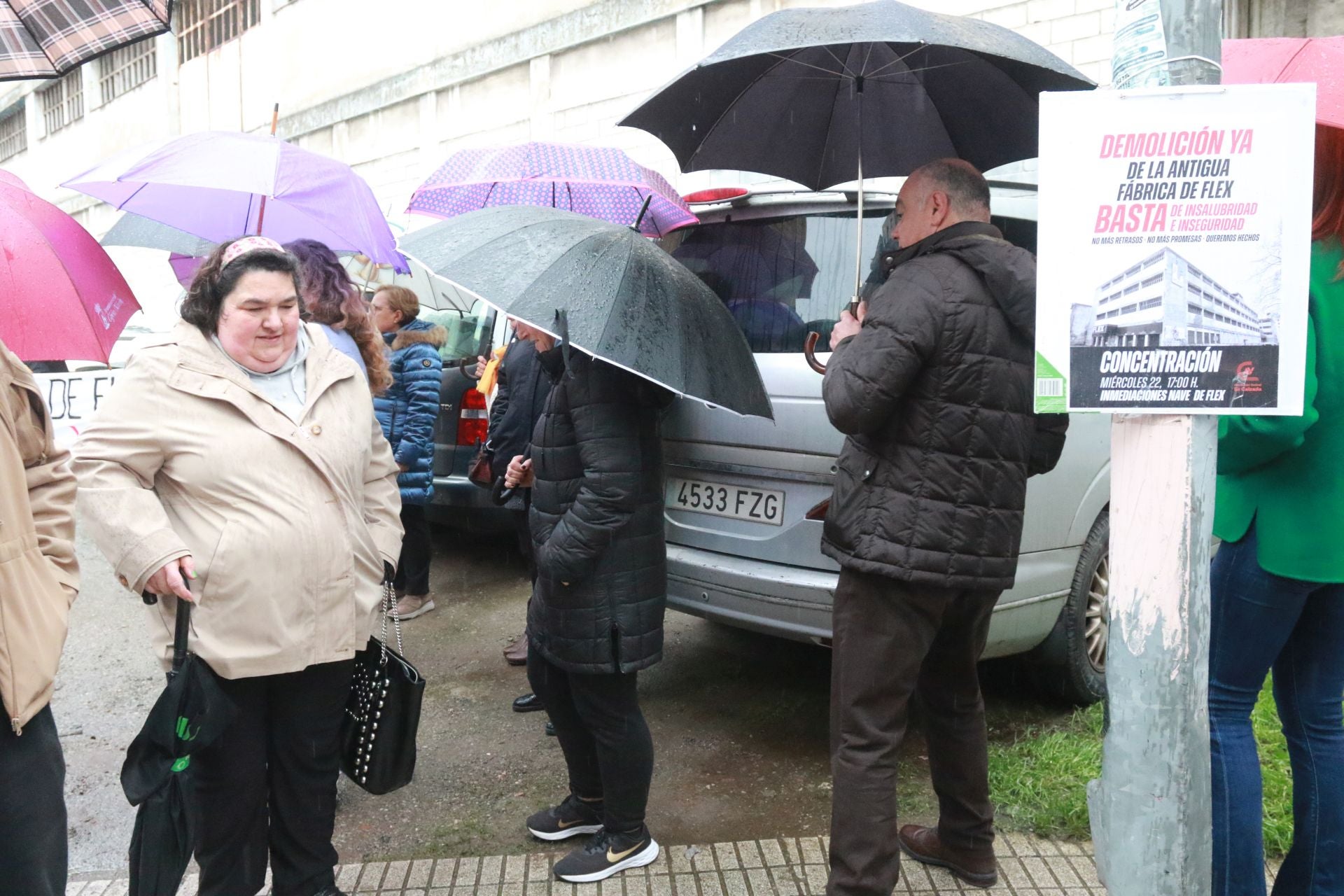 Concentración ante la antigua fábrica de Flex por los continuos retrasos en el derribo
