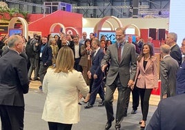 Los Reyes se dirigen a saludar a la vicepresidenta del Principado de Asturias, Gimena Llamedo, en Fitur.