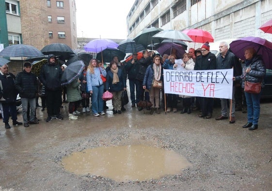 Los vecinos afectados por el abandono de la antigua fábrica de Flex se concentraron ante el edificio para protestar por los retrasos para demolerla