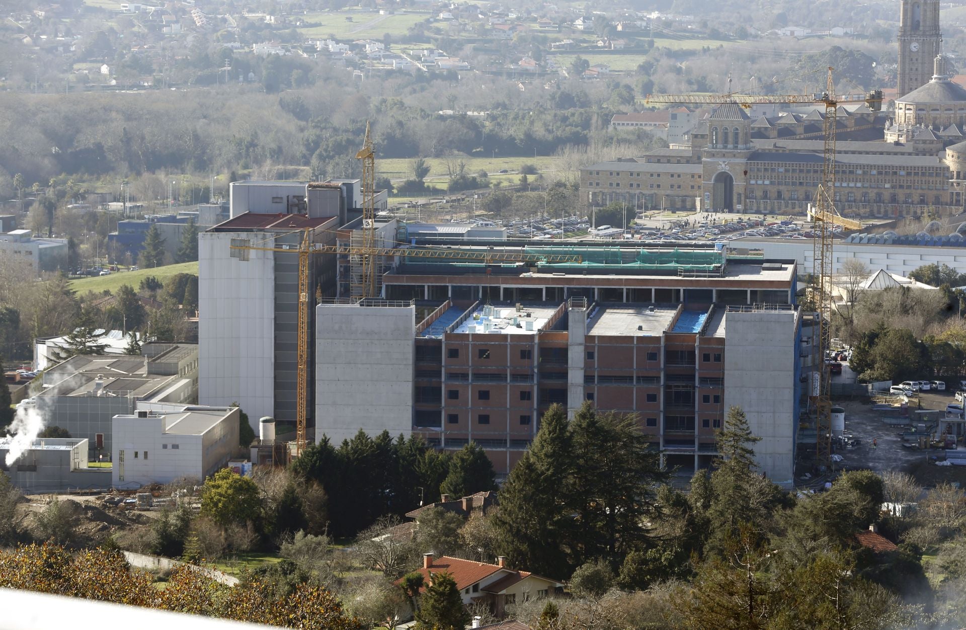 El Hospital Universitario de Cabueñes, con las obras de ampliación en primer término, en una imagen de ayer.
