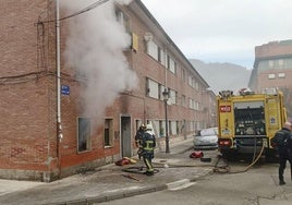 Un incendio en un piso de Blimea deja dos heridos y a todos los vecinos desalojados