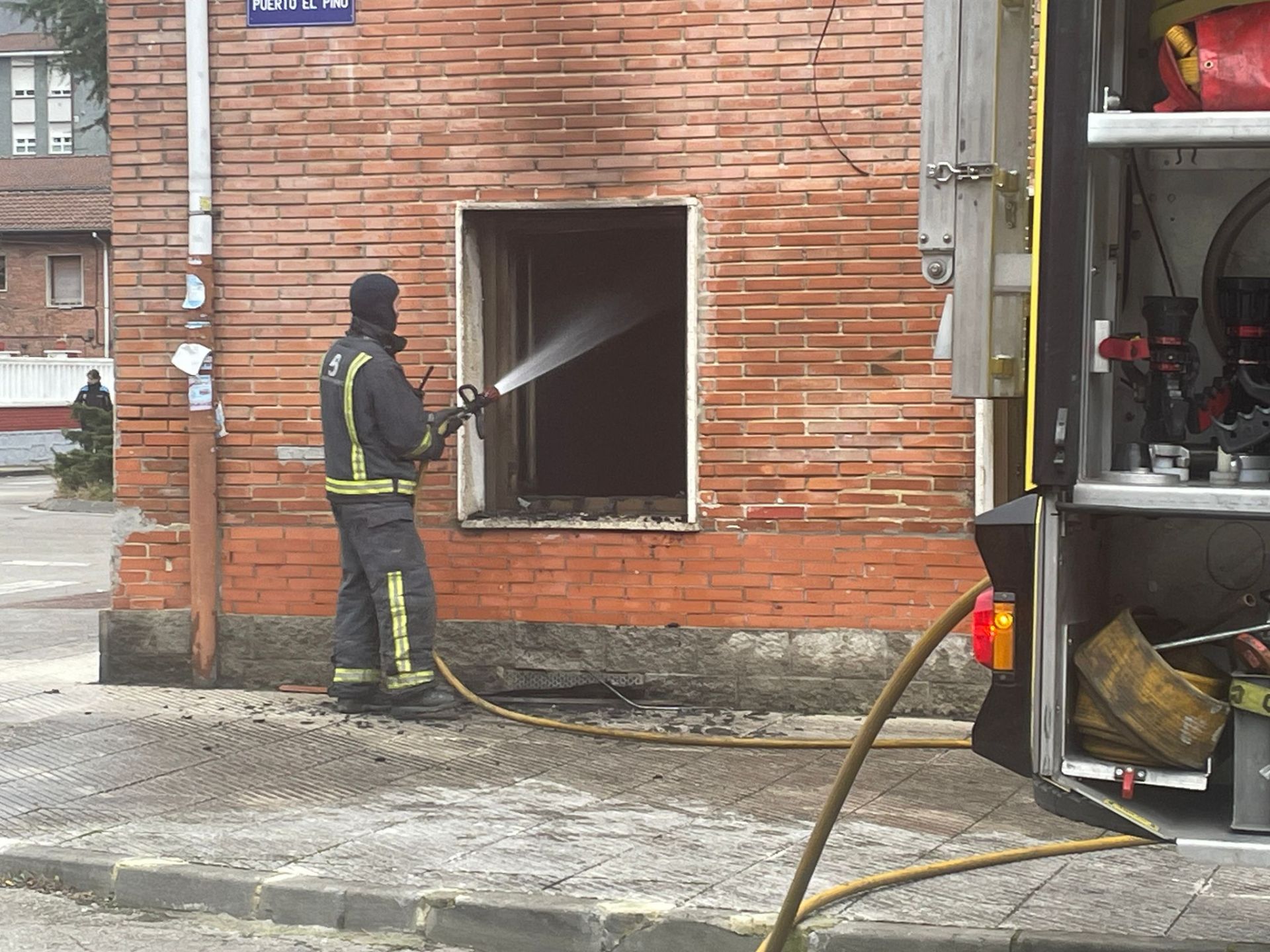 Un incendio en un piso de Blimea deja dos heridos y a todos los vecinos desalojados