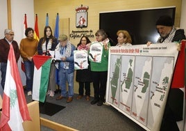 Los concejales del PSOE, IU y Podemos, con los representantes de la Plataforma Asturies con Palestina, esta mañana, en el Ayuntamiento.