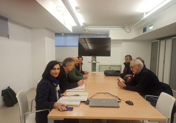 Jesús Martínez Salvador y Gilberto Villoria, durante su reunión en la Casa Rosada con las asociaciones vecinales de Tremañes.